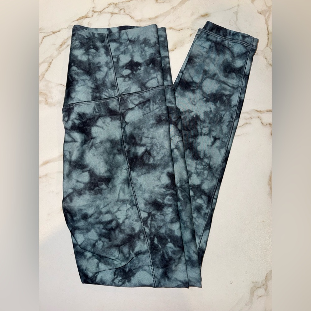 Athleta Tie Dye Salutation Stash Pocket II 7/8 Leggings Blue Gray Small